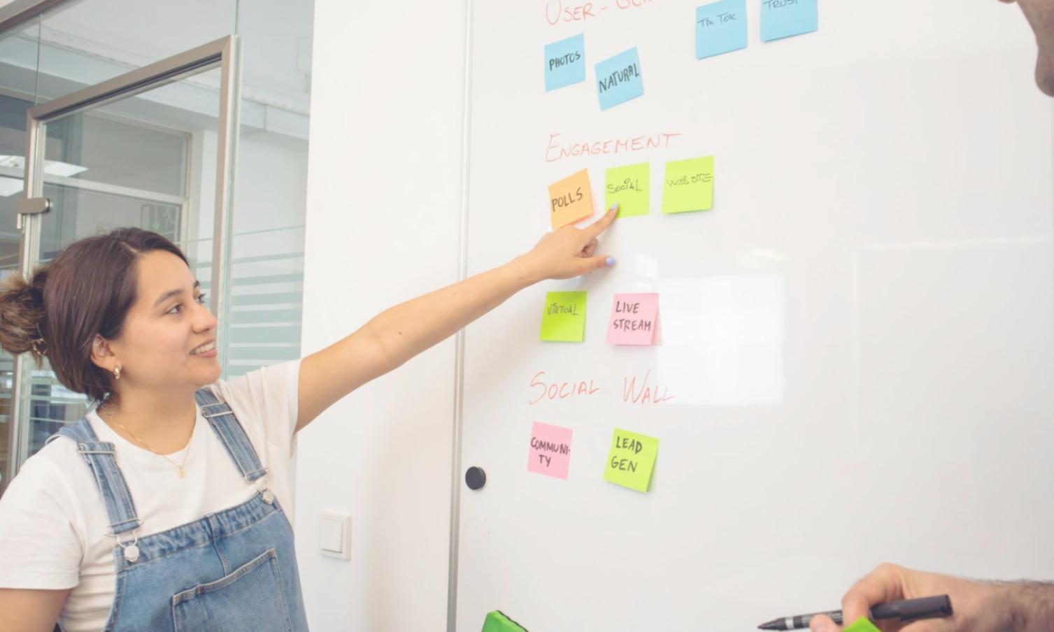 Современный офис Arout Newsing с аналитическими инструментами